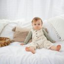 un enfant dans son lit