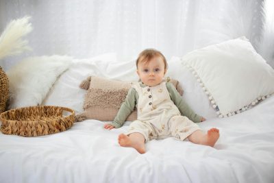 un enfant dans son lit