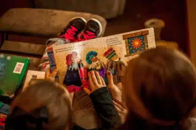 un enfant avec un magazine à la main