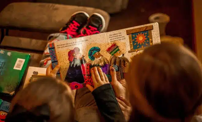 un enfant avec un magazine à la main