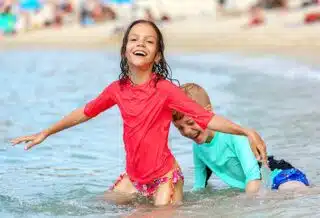Protéger votre enfant du soleil les avantages d'un vêtement anti-UV