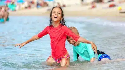 Protéger votre enfant du soleil les avantages d'un vêtement anti-UV