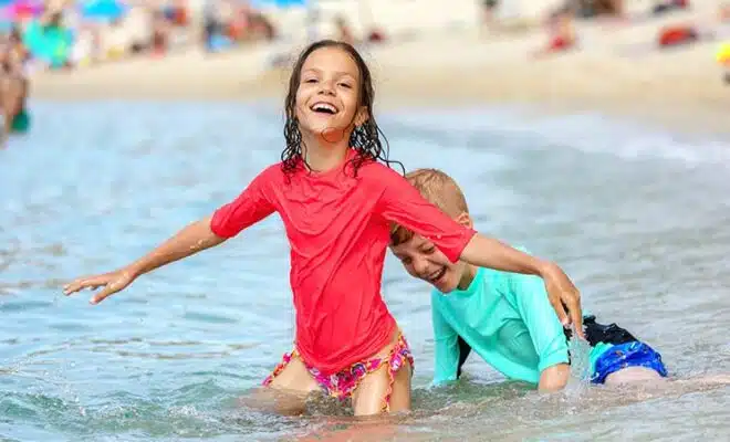 Protéger votre enfant du soleil les avantages d'un vêtement anti-UV