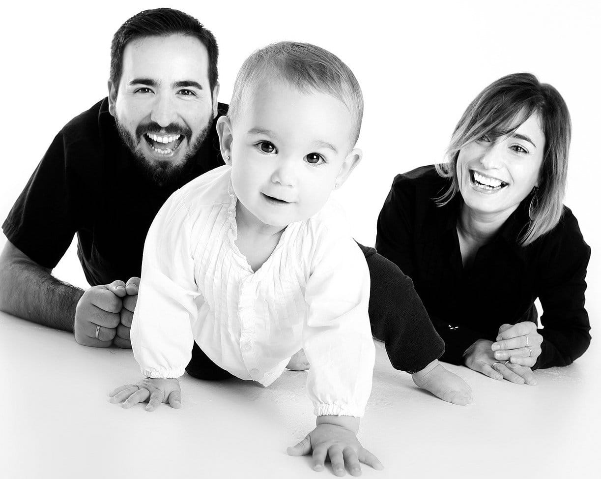 Deux nouveaux parents avec leur bébé