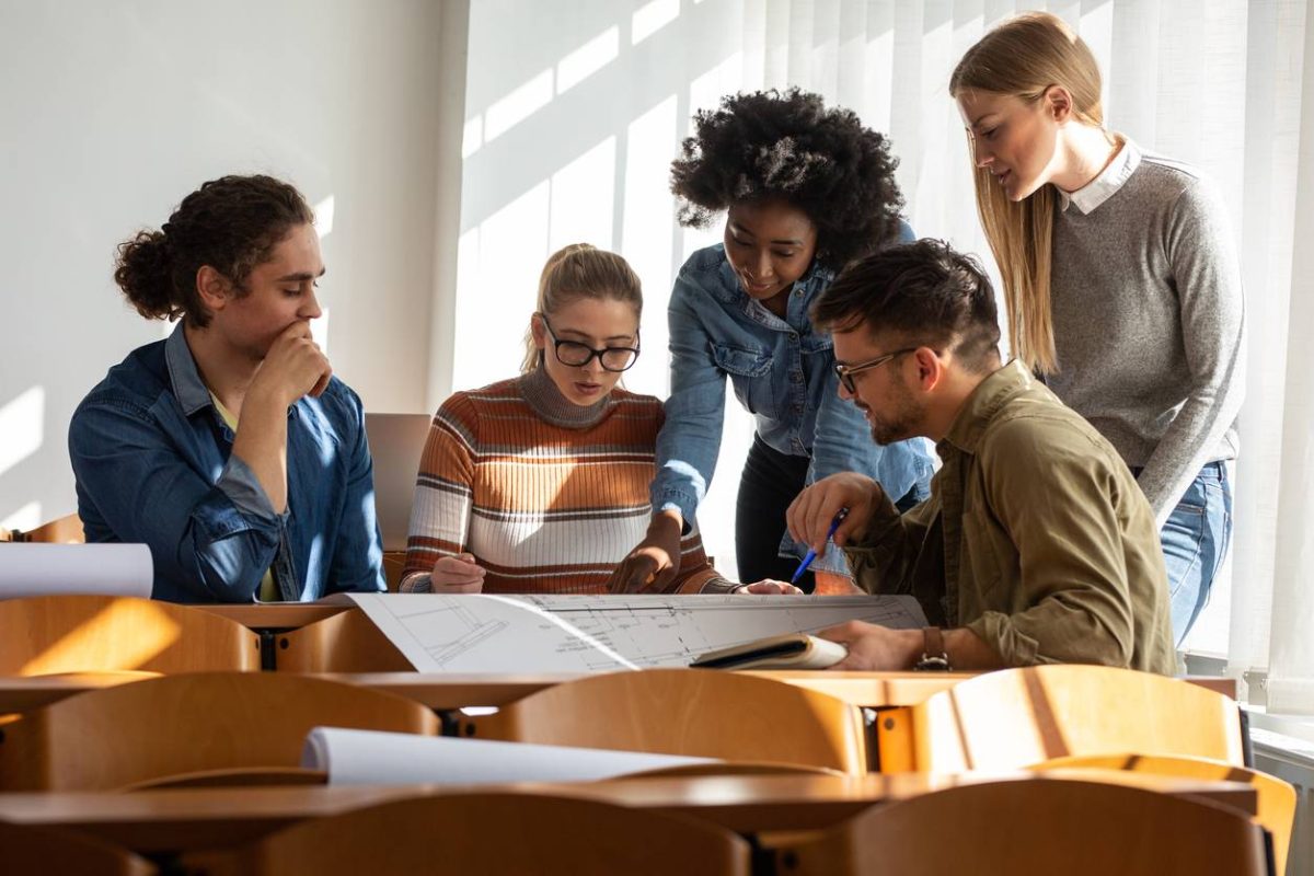 Groupe d'élèves collaborant sur un exercice de mathématiques