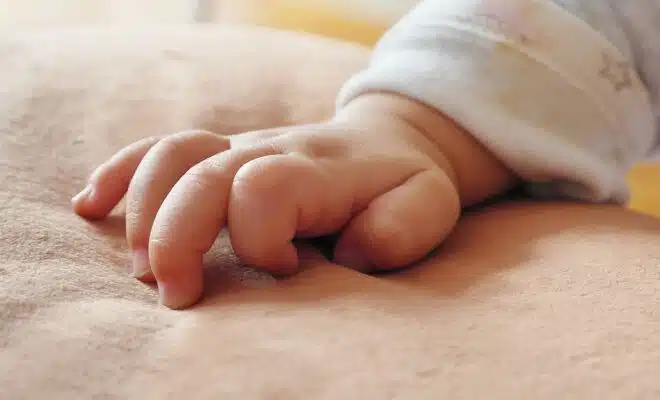 main de bébé