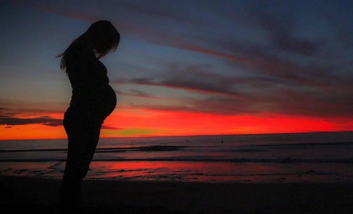 Une maman qui est prête pour la naissance de bébé