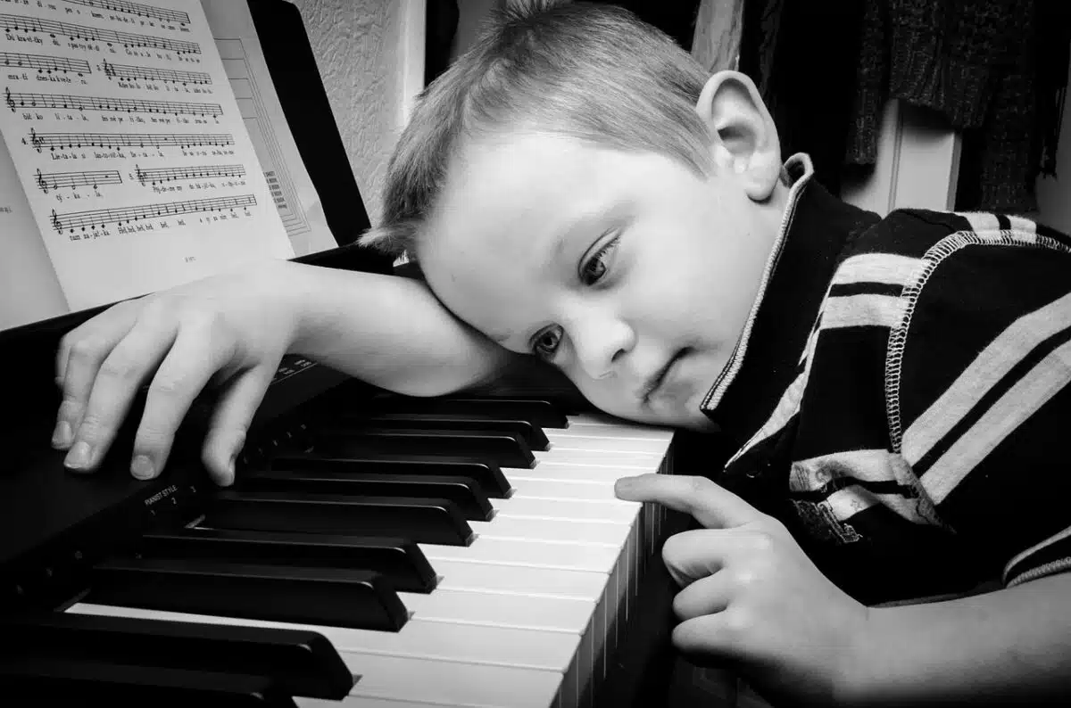 enfant jouant du piano