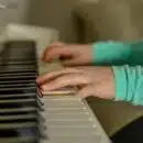 mains d'enfant sur un piano