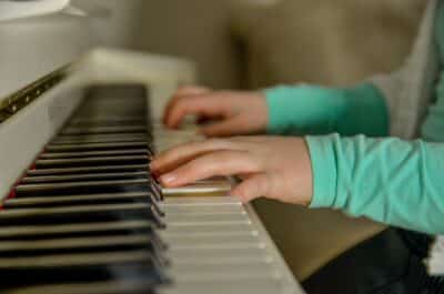 mains d'enfant sur un piano