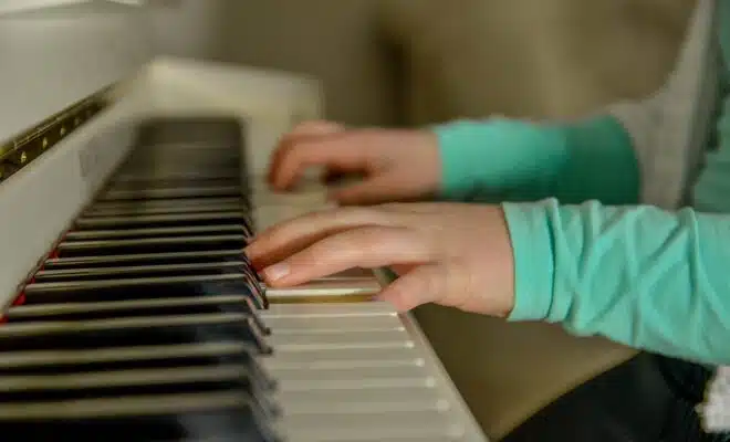 mains d'enfant sur un piano